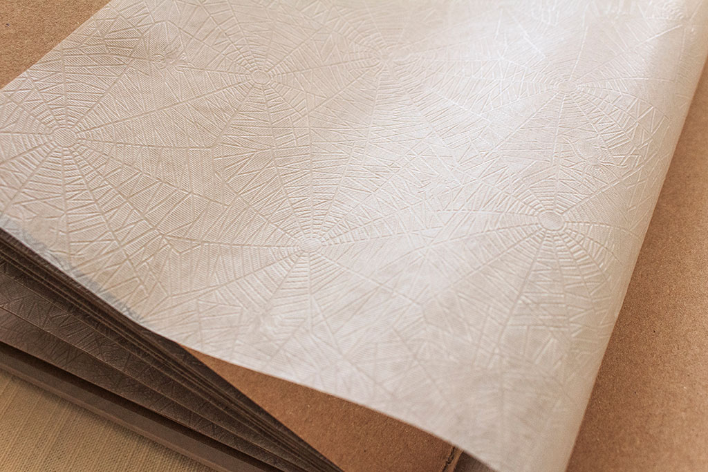 Babérkoszorús kraft papíros fotóalbum egyedi keménytábla borítóval gerincvászonnal, lapokat elválasztó pókpapírral, három méretben, választható oldalszámmal