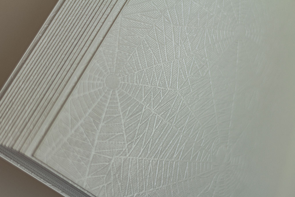 Erdeinövényes arany-motívumos fotóalbum egyedi keménytábla borítóval gerincvászonnal, elválasztó pókpapírral, három méretben, választható oldalszámmal