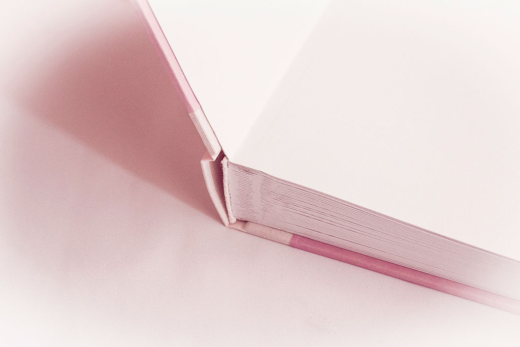 Gyűrű-grafikás rózsaszín fotóalbum egyedi keménytábla borítóval gerincvászonnal, lapokat elválasztó pókpapírral, három méretben, választható oldalszámmal