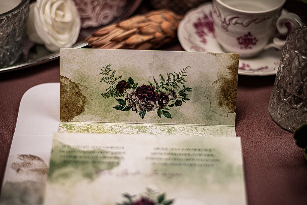 Nyomtatott borítékos erdei növényes meghívó textil felületű, ragyogófehér színű prémium papíron, két virágos grafikával, rendkívül kedvező áron.