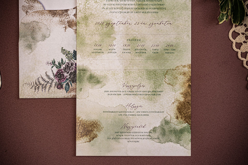 Nyomtatott borítékos erdei növényes meghívó textil felületű, ragyogófehér színű prémium papíron, két virágos grafikával, rendkívül kedvező áron.