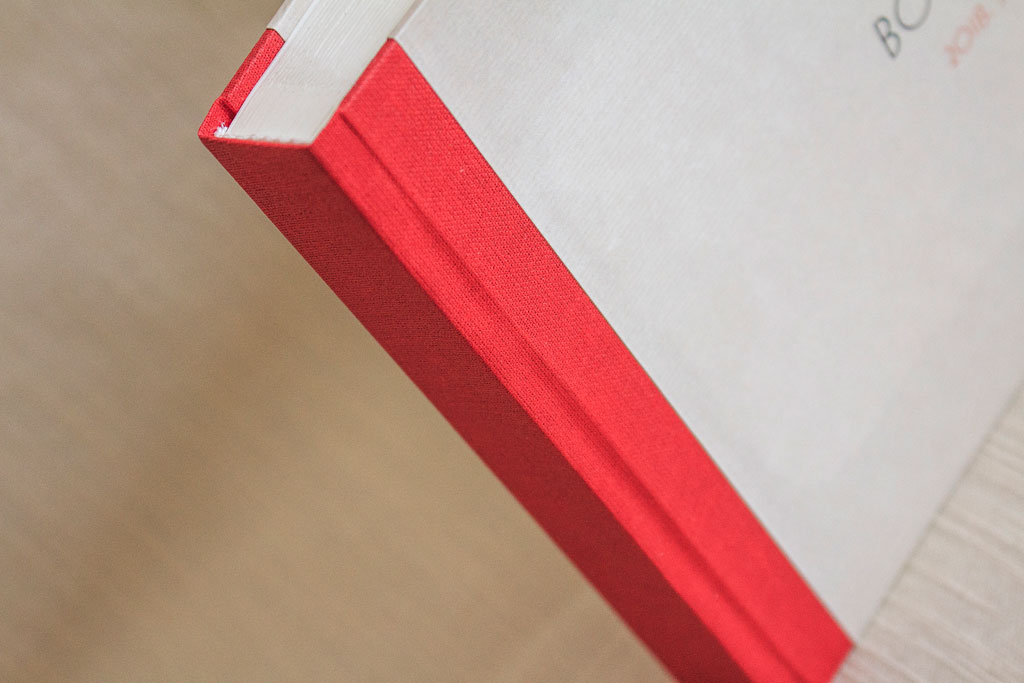 Ujjlenyomat-szives piros fotóalbum egyedi keménytábla borítóval gerincvászonnal, lapokat elválasztó pókpapírral, három méretben, választható oldalszámmal