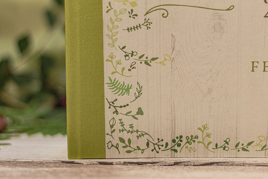 Zöld-leveles rusztikus fotóalbum egyedi keménytábla borítóval gerincvászonnal, lapokat elválasztó pókpapírral, három méretben, választható oldalszámmal