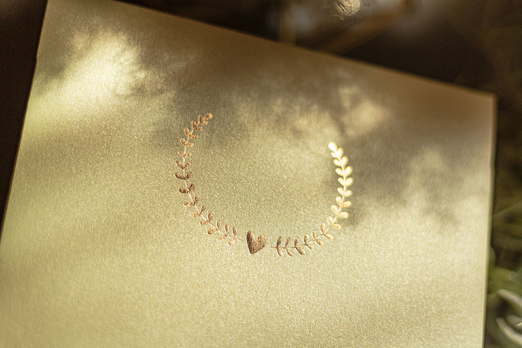 arany babérkoszorús limezöld boríték csillogó felületű prémium papírból fóliaprégeléssel készítve, elegáns ívelt formájú négyzetes formában, kedvező áron