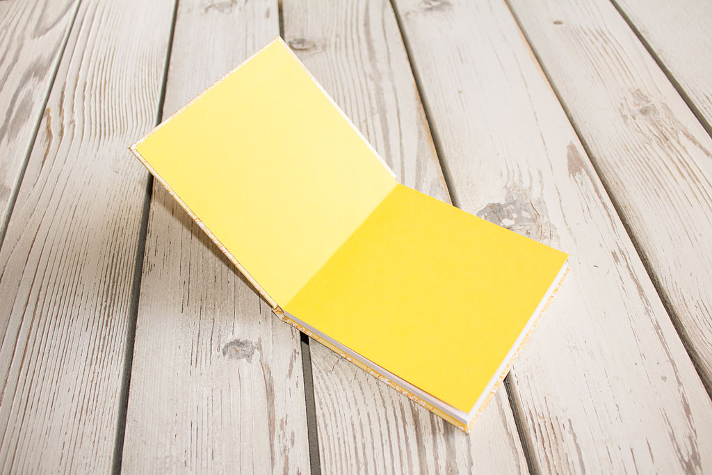 Cuki figurás sárga emlékkönyv kézzel készítve keménytáblás egyedi borító, színes vagy nyomtatott előzék, többféle méret és terjedelem, egyedi opciókkal