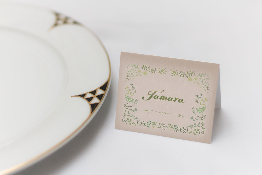 hajtott ültetőkártya apróleveles-greenery grafikával – bármilyen esküvői dekorációhoz sokféle papíron akár aranyozva is, gyors átfutással, kedvező áron