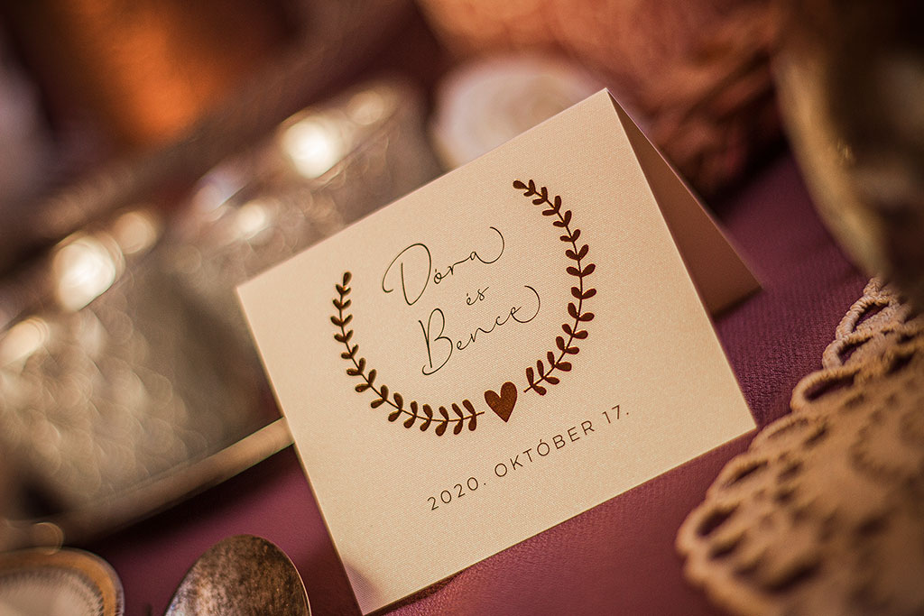 hajtott ültetőkártya aranyozott babérkoszorúval – bármilyen esküvői dekorációhoz sok választható papíron akár aranyozva is, gyors átfutással, kedvező áron