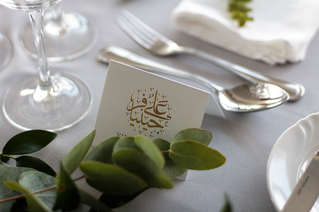 hajtott ültetőkártya aranyozott-egyedi logóval – bármilyen esküvői dekorációhoz sok választható papíron akár aranyozva is, gyors átfutással, kedvező áron