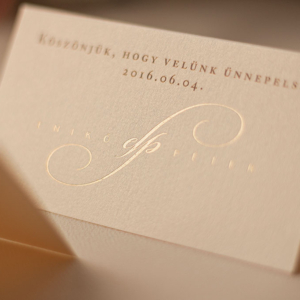 hajtott ültetőkártya aranyozott monogramos-logóval – bármilyen esküvői dekorációhoz választható papírokon akár aranyozva is, gyors átfutással, kedvező áron