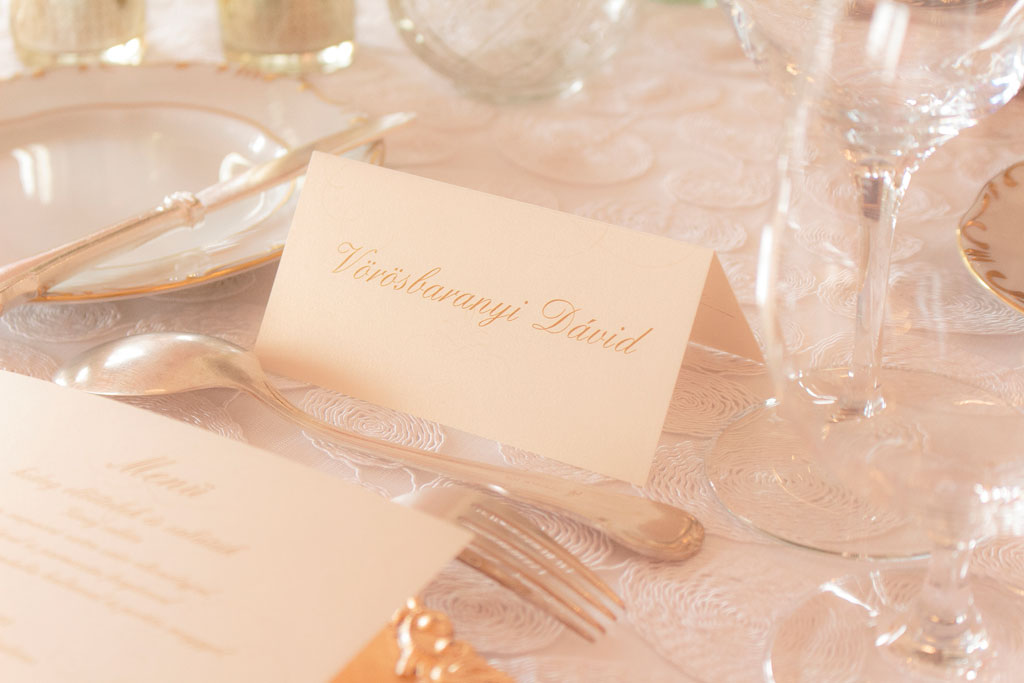 hajtott ültetőkártya aranyszínű-elegáns nevekkel – bármilyen esküvői dekorációhoz sok választható papíron akár aranyozva is, gyors átfutással, kedvező áron