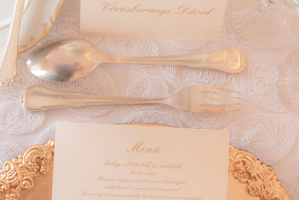 hajtott ültetőkártya aranyszínű-elegáns nevekkel – bármilyen esküvői dekorációhoz sok választható papíron akár aranyozva is, gyors átfutással, kedvező áron