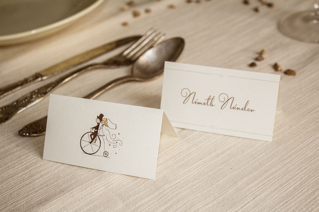 hajtott ültetőkártya bicajos grafikával – bármilyen esküvői dekorációhoz rengeteg választható papíron akár aranyozva is, gyors átfutással, kedvező áron