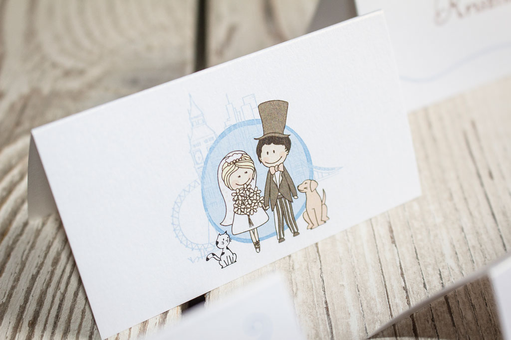 hajtott ültetőkártya cuki-figurás grafikával – bármilyen esküvői dekorációhoz rengeteg választható papíron akár aranyozva is, gyors átfutással, kedvező áron