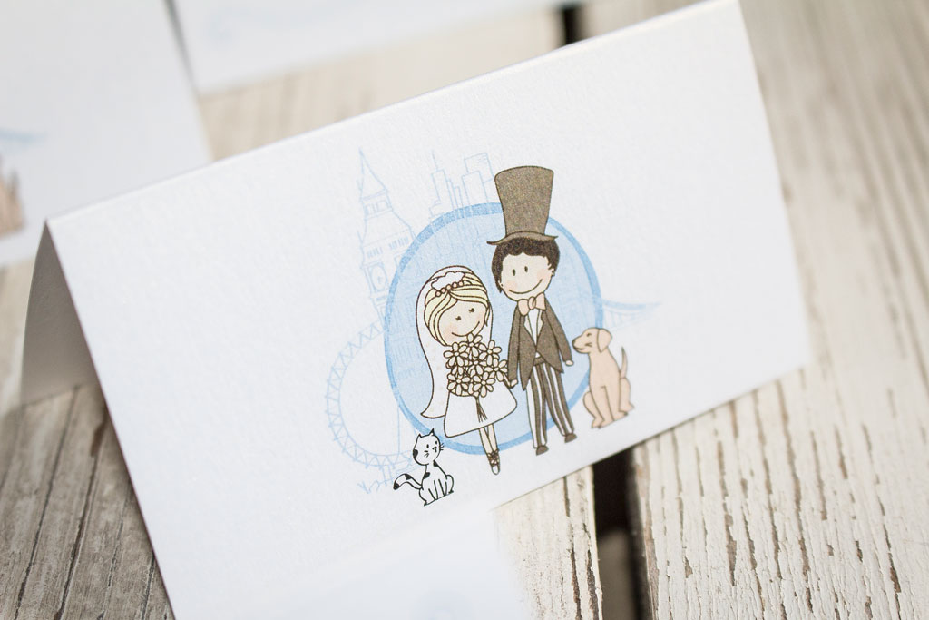 hajtott ültetőkártya cuki-figurás grafikával – bármilyen esküvői dekorációhoz rengeteg választható papíron akár aranyozva is, gyors átfutással, kedvező áron