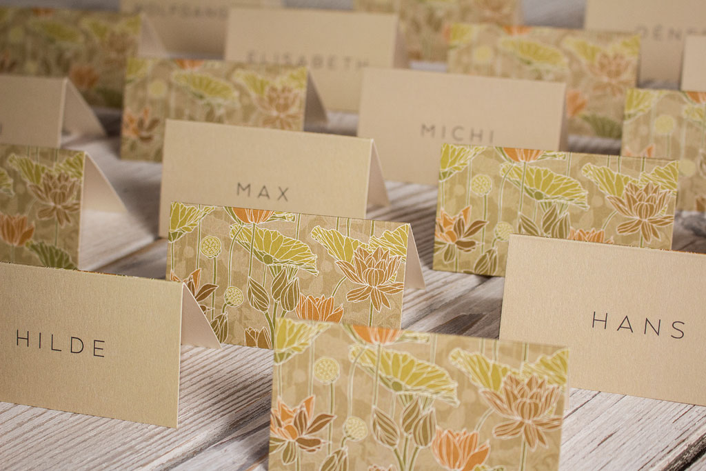 hajtott ültetőkártya elegáns-virágos – bármilyen esküvői dekorációhoz rengeteg választható papíron akár aranyozva is, gyors átfutással, kedvező áron
