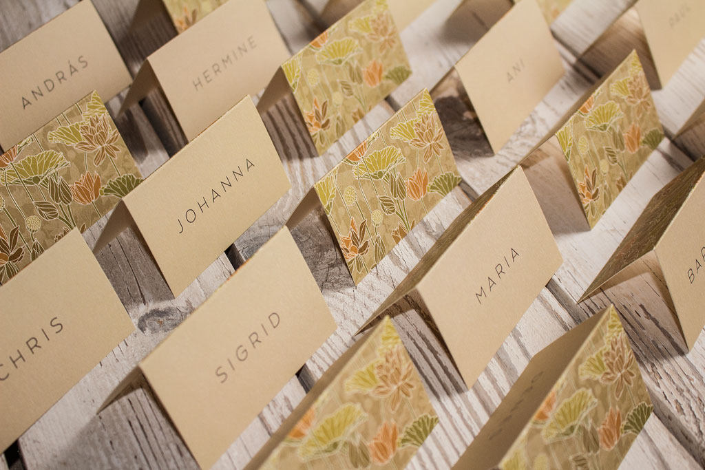 hajtott ültetőkártya elegáns-virágos – bármilyen esküvői dekorációhoz rengeteg választható papíron akár aranyozva is, gyors átfutással, kedvező áron