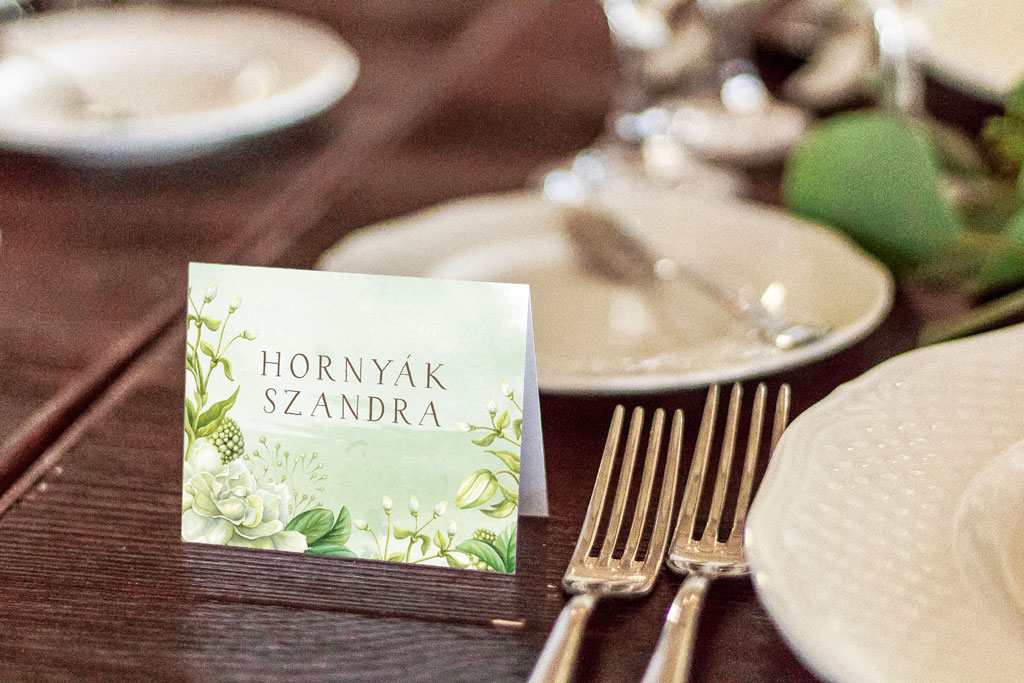 hajtott ültetőkártya fehérvirágos-greenery grafikával – bármilyen esküvői dekorációhoz sokféle papíron akár aranyozva is, gyors átfutással, kedvező áron