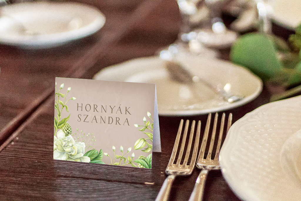 hajtott ültetőkártya fehérvirágos-greenery grafikával – bármilyen esküvői dekorációhoz sokféle papíron akár aranyozva is, gyors átfutással, kedvező áron