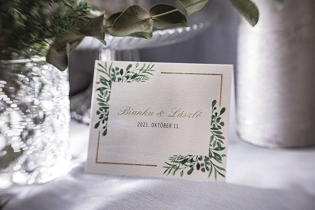 hajtott ültetőkártya greenery-arany grafikával – bármilyen esküvői dekorációhoz sok választható papíron akár aranyozva is, gyors átfutással, kedvező áron