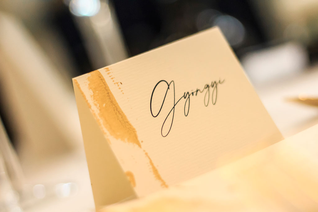 hajtott ültetőkártya kézi aranyfestéssel – bármilyen esküvői dekorációhoz, sok választható papíron akár aranyozva is, gyors átfutással, kedvező áron
