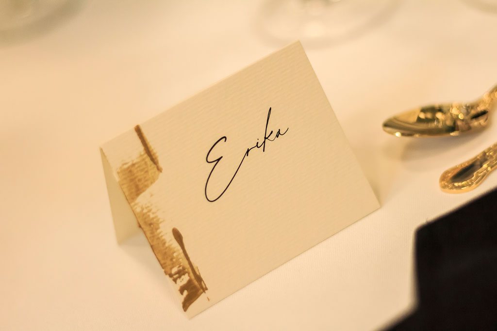 hajtott ültetőkártya kézi aranyfestéssel – bármilyen esküvői dekorációhoz, sok választható papíron akár aranyozva is, gyors átfutással, kedvező áron