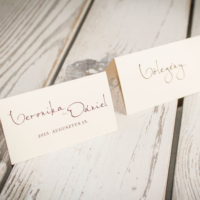 hajtott ültetőkártya kézírásos nevekkel – bármilyen esküvői dekorációhoz sok választható papíron akár aranyozva is, gyors átfutással, kedvező áron