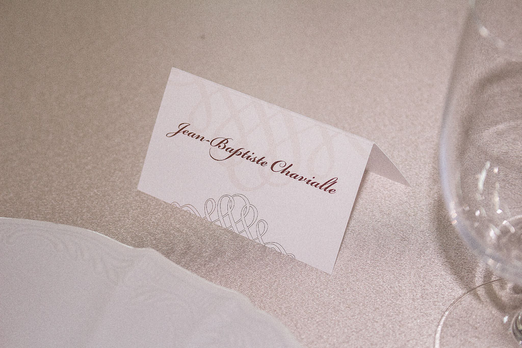 hajtott ültetőkártya klasszikus-elegáns grafikával – bármilyen esküvői dekorációhoz választható papírokon akár aranyozva is, gyors átfutással, kedvező áron