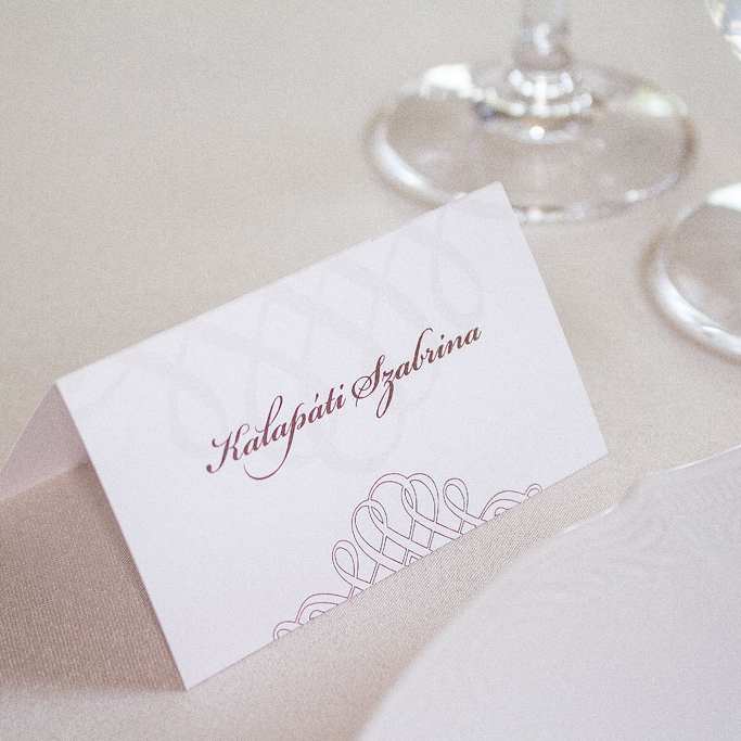 hajtott ültetőkártya klasszikus-elegáns grafikával – bármilyen esküvői dekorációhoz választható papírokon akár aranyozva is, gyors átfutással, kedvező áron