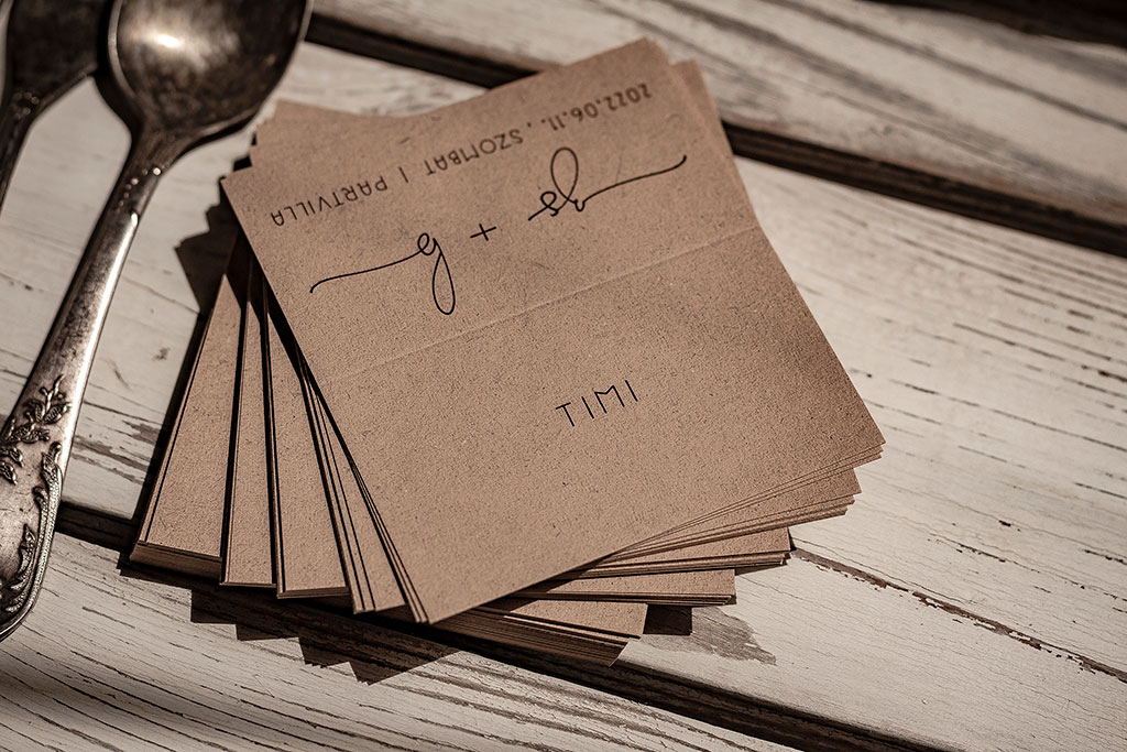 hajtott ültetőkártya monogramos tipóval – bármilyen esküvői dekorációhoz sok választható papíron akár aranyozva is, gyors átfutással, kedvező áron