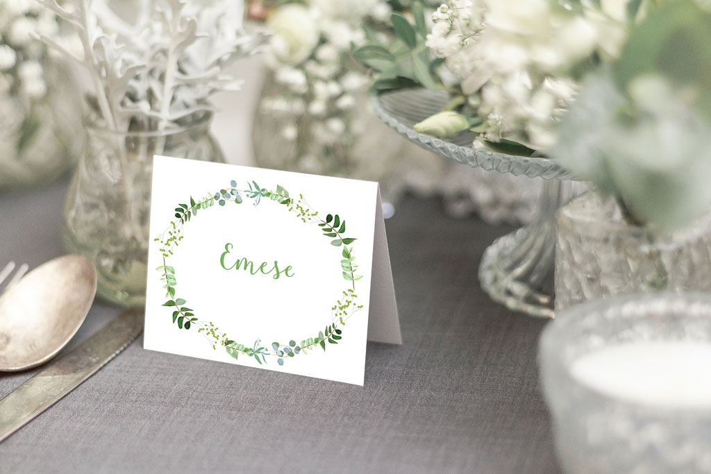 hajtott ültetőkártya növénykoszorús-greenery grafikával – bármilyen esküvői dekorációhoz sokféle papíron akár aranyozva is, gyors átfutással, kedvező áron