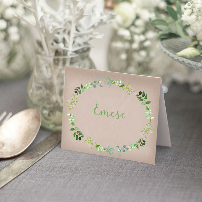 hajtott ültetőkártya növénykoszorús-greenery grafikával – bármilyen esküvői dekorációhoz sokféle papíron akár aranyozva is, gyors átfutással, kedvező áron