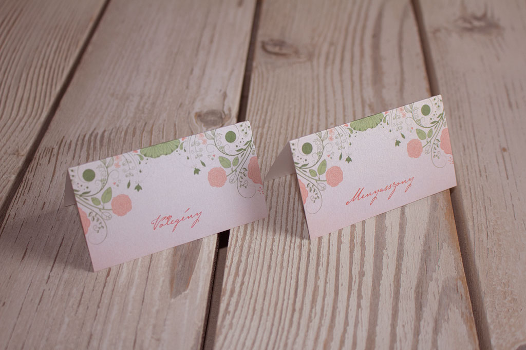 hajtott ültetőkártya púder-virágos grafikával – bármilyen esküvői dekorációhoz sok választható papíron akár aranyozva is, gyors átfutással, kedvező áron