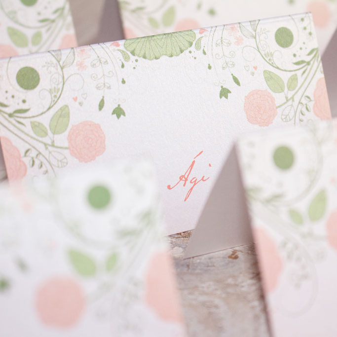 hajtott ültetőkártya púder-virágos grafikával – bármilyen esküvői dekorációhoz sok választható papíron akár aranyozva is, gyors átfutással, kedvező áron