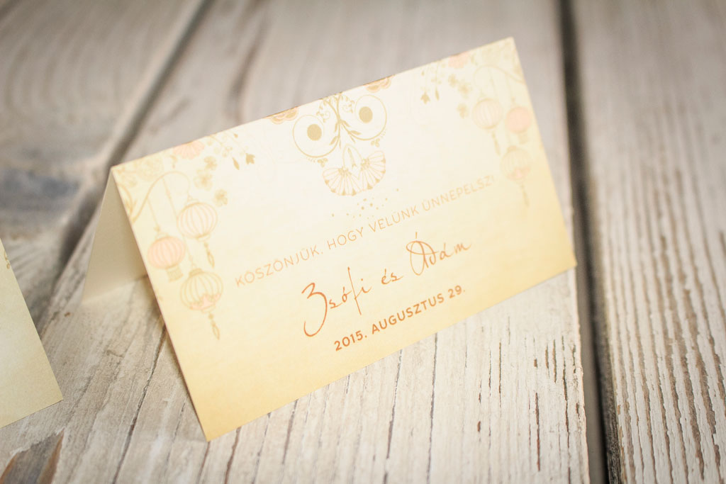 hajtott ültetőkártya rusztikus-lampionos grafikával – bármilyen esküvői dekorációhoz választható papírokon akár aranyozva is, gyors átfutással, kedvező áron