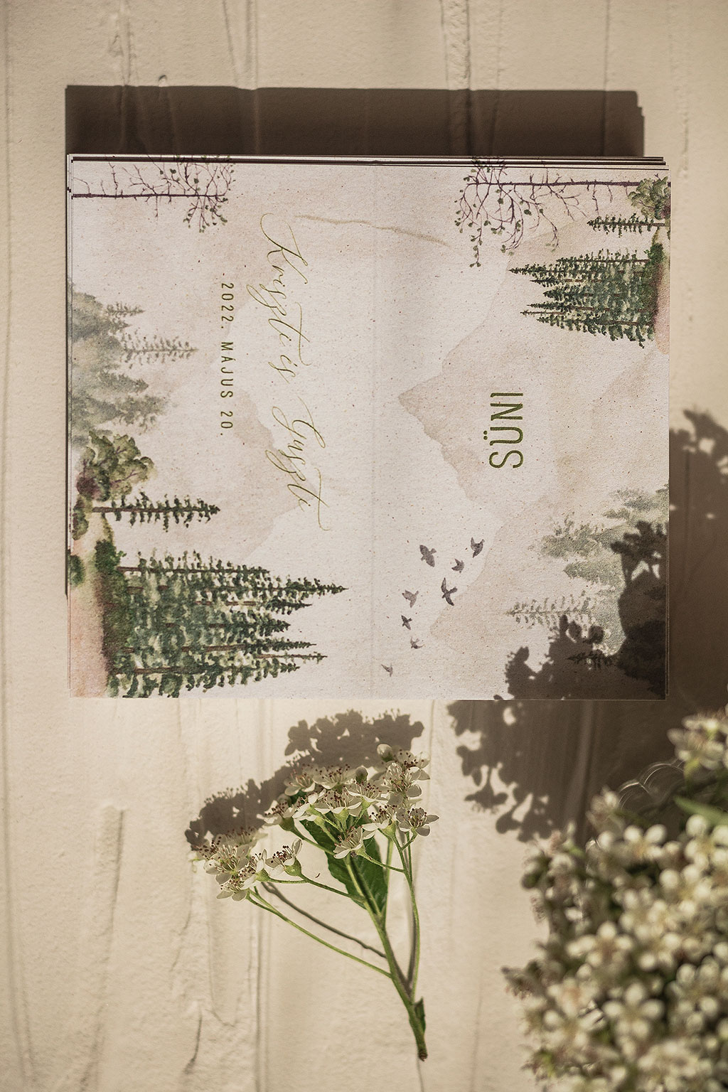 hajtott ültetőkártya világos erdőgrafikával – bármilyen esküvői dekorációhoz sok választható papíron akár aranyozva is, gyors átfutással, kedvező áron