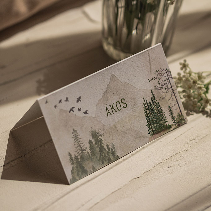 hajtott ültetőkártya világos erdőgrafikával – bármilyen esküvői dekorációhoz sok választható papíron akár aranyozva is, gyors átfutással, kedvező áron