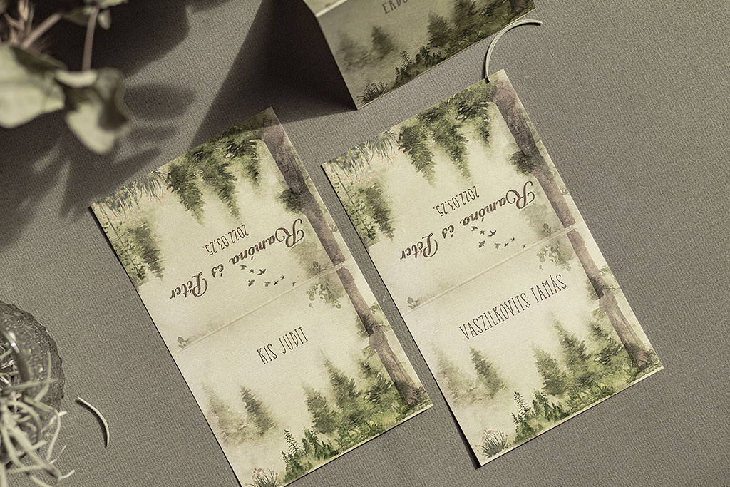 hajtott ültetőkártya zöld-erdő grafikával – bármilyen esküvői dekorációhoz sok választható papíron akár aranyozva is, gyors átfutással, kedvező áron