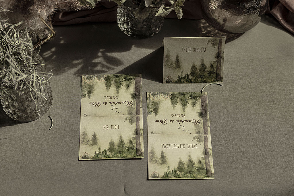 hajtott ültetőkártya zöld-erdő grafikával – bármilyen esküvői dekorációhoz sok választható papíron akár aranyozva is, gyors átfutással, kedvező áron