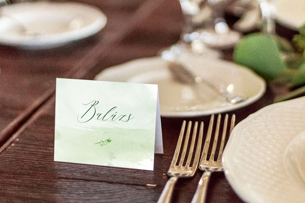 hajtott ültetőkártya zöldleveles-greenery grafikával – bármilyen esküvői dekorációhoz sokféle papíron akár aranyozva is, gyors átfutással, kedvező áron