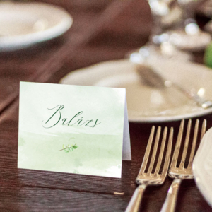 hajtott ültetőkártya zöldleveles-greenery grafikával – bármilyen esküvői dekorációhoz sokféle papíron akár aranyozva is, gyors átfutással, kedvező áron