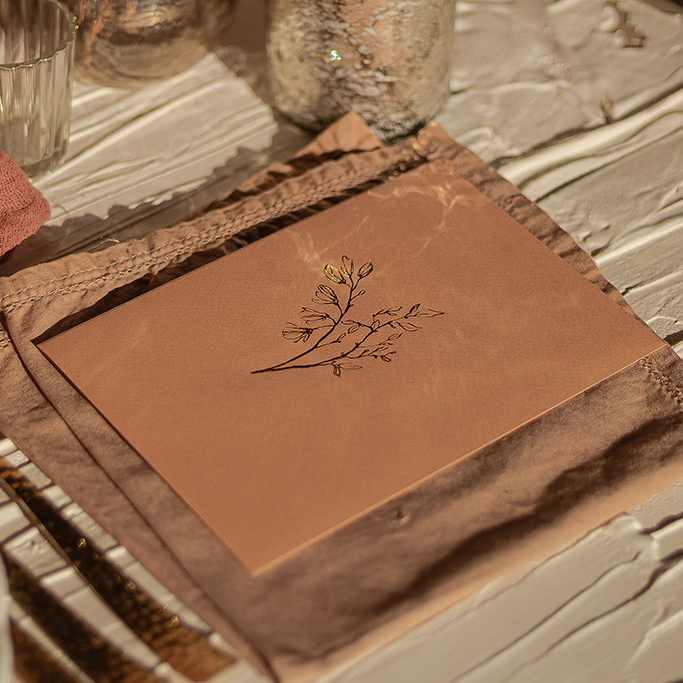 karamell boríték arany virágos díszítéssel kalapácsolt felületű papírból, kedvező áron gyors átfutással raktárkészletről egyedi paraméterekkel is rendelhető