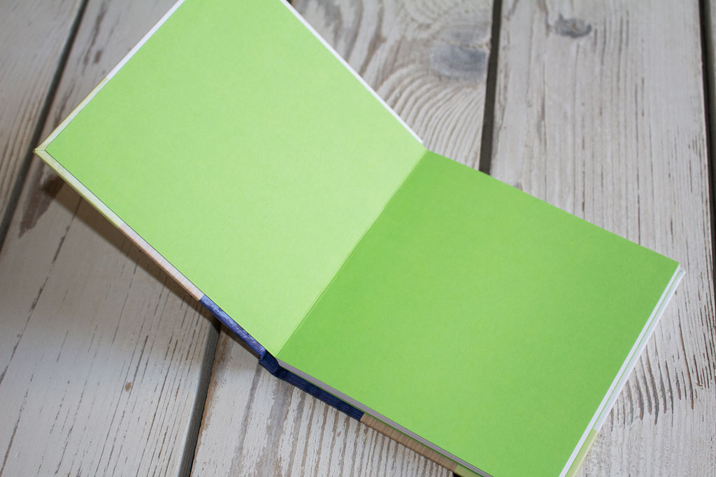 Kék-zöld mintás emlékkönyv kézzel készítve keménytáblás egyedi borító, színes vagy nyomtatott előzék, többféle méret és terjedelem, egyedi opciókkal