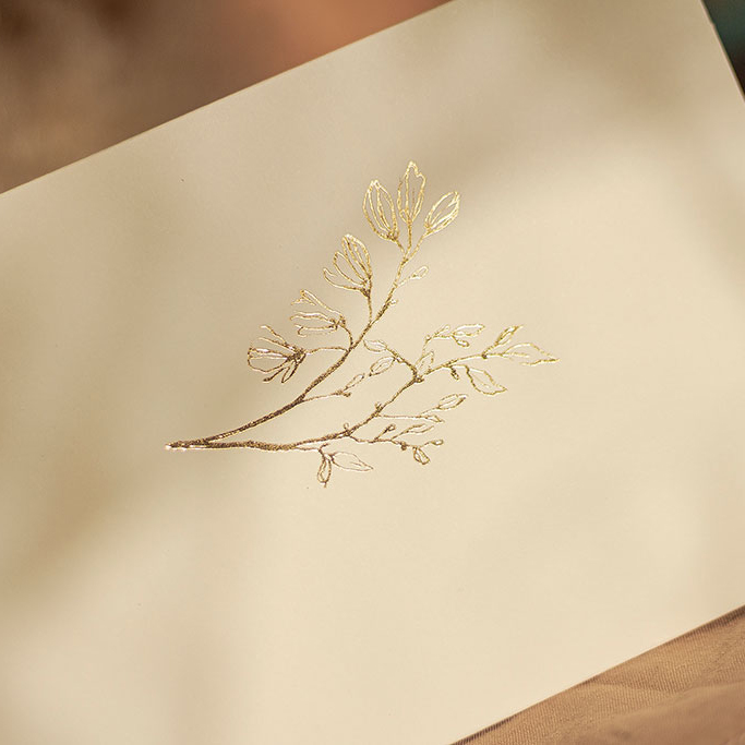 krém boríték arany virágos díszítéssel kalapácsolt felületű papírból, kedvező áron gyors átfutással raktárkészletről egyedi paraméterekkel is rendelhető