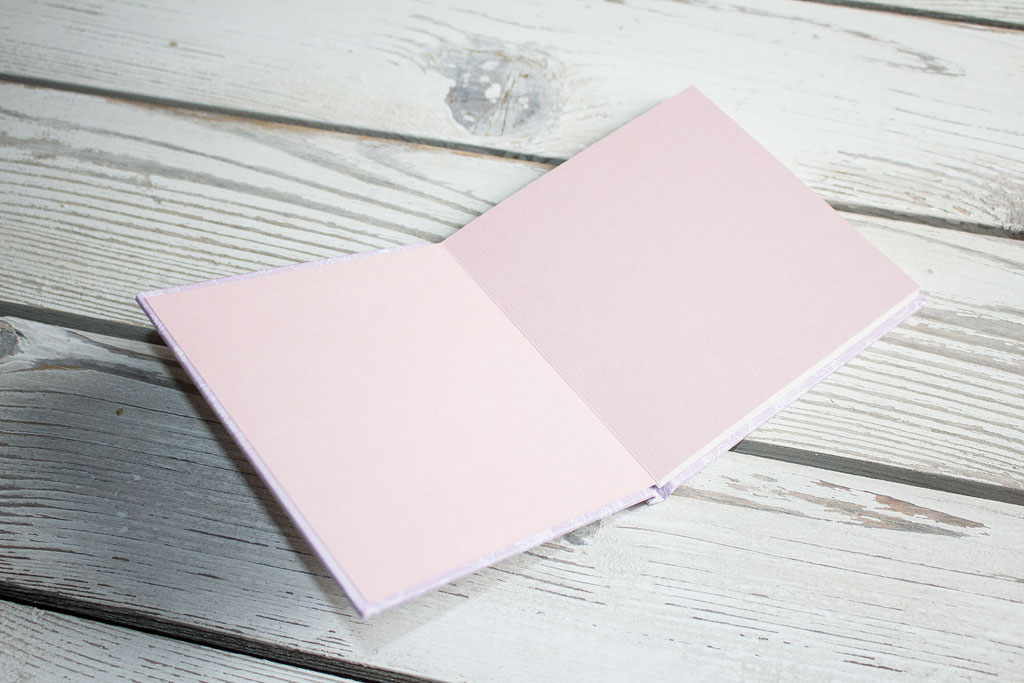 Sketch-rajzos pink emlékkönyv kézzel készítve keménytáblás egyedi borító, színes vagy nyomtatott előzék, többféle méret és terjedelem, egyedi opciókkal