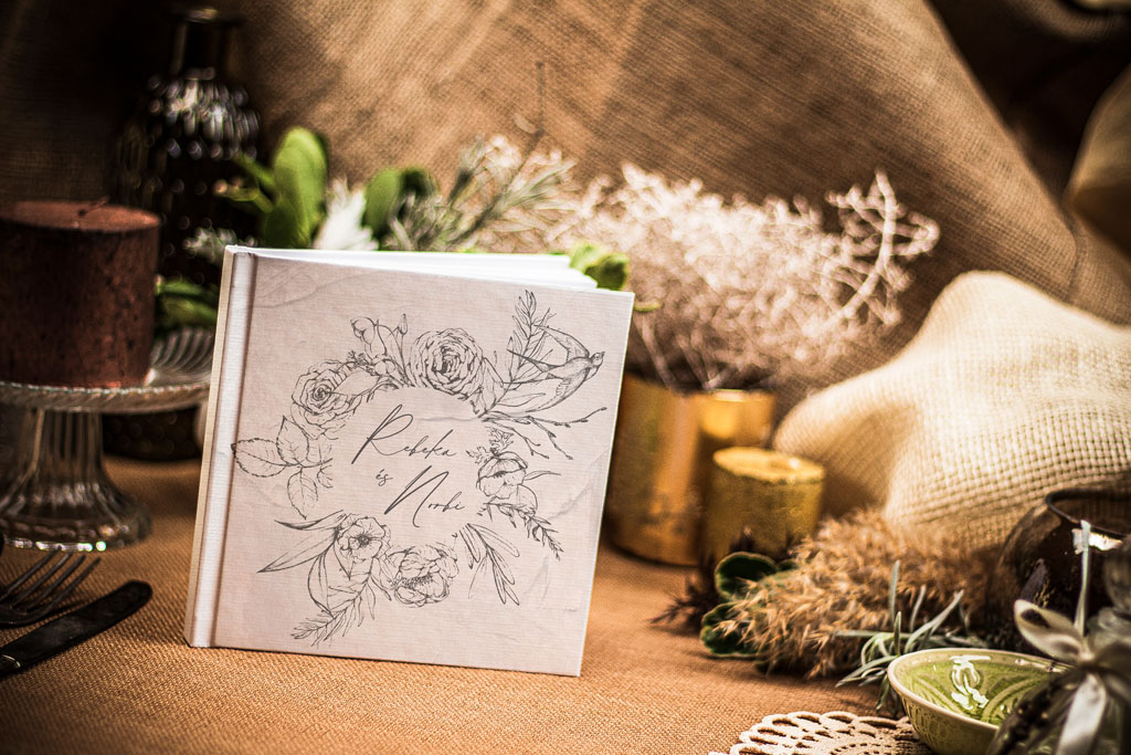 Virágos-leveles törtfehér emlékkönyv kézzel készítve keménytáblás egyedi borító, színes és nyomtatott előzék, többféle méret és terjedelem, egyedi opciókkal