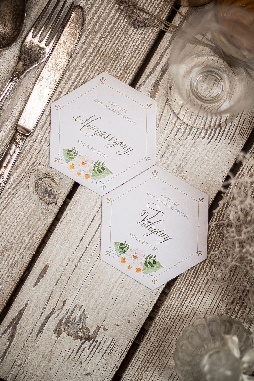 Új ötletek alapján tervezett esküvői kiegészítők: formára vágott menü- és ültetőkártyák, poháralátétek, aranyozva, kézzel festve, prémium papírokon