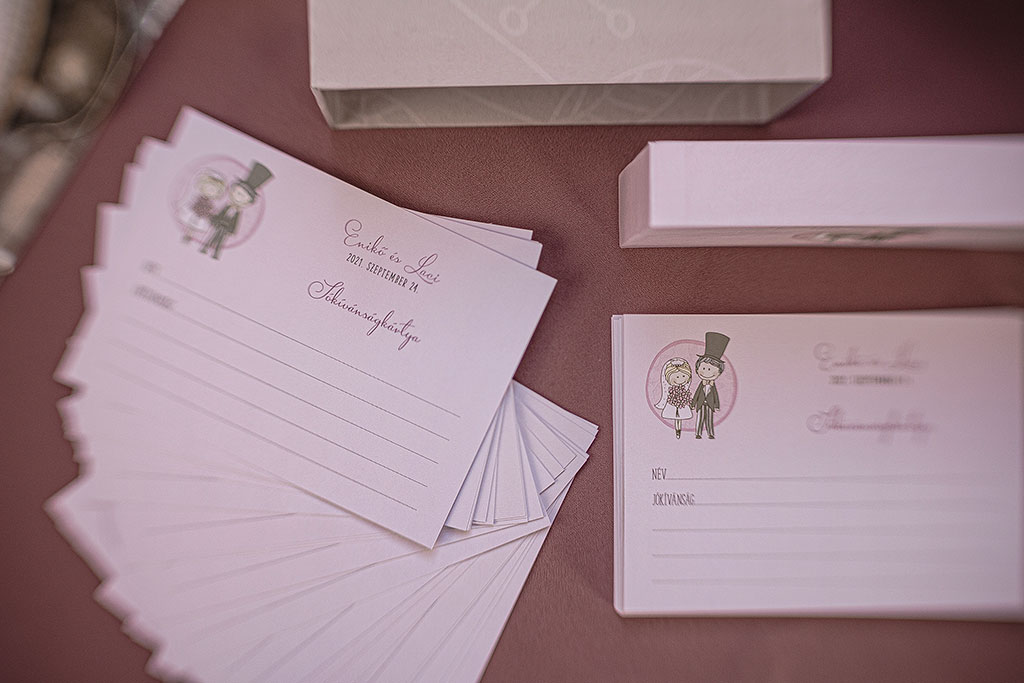 Új ötletek alapján tervezett esküvői kiegészítők: formára vágott menü- és ültetőkártyák, poháralátétek, aranyozva, kézzel festve, prémium papírokon