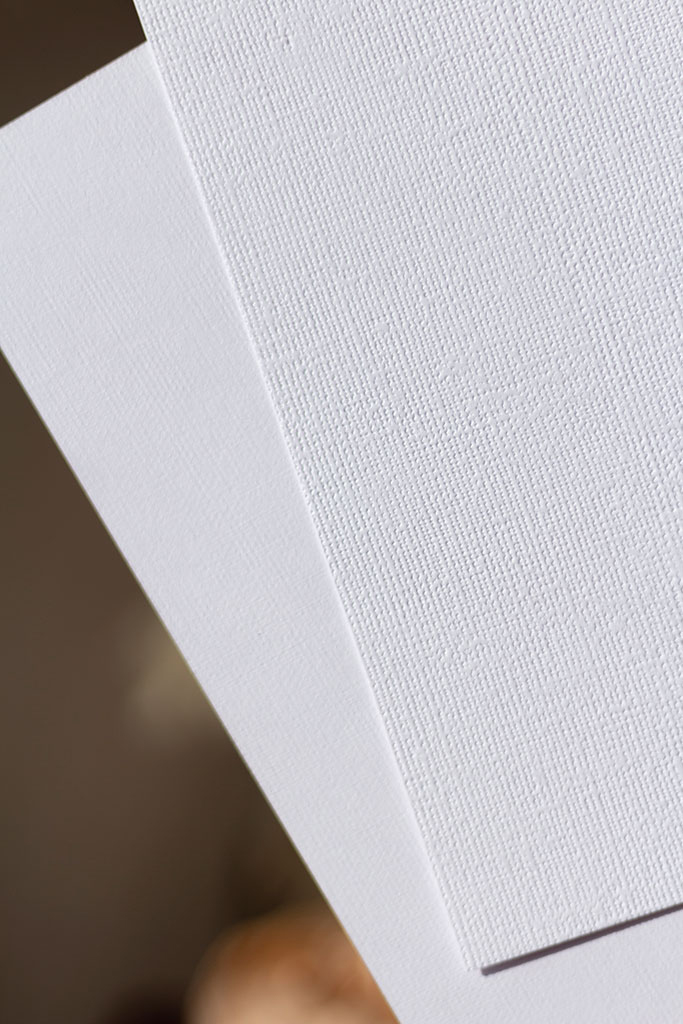 Canvas 300 gr-os prémium karton család, négy pasztel árnyalatban: hófehér, törtfehér, halvány krém – festővászon textúrájú, erősen barázdált mintázattal