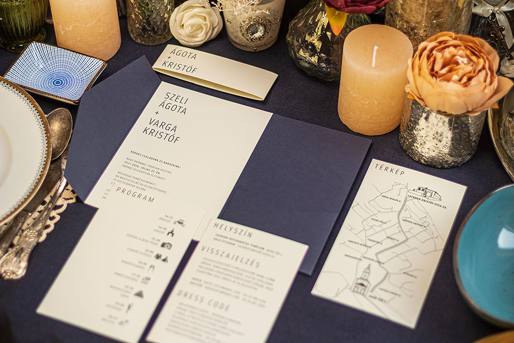 Zsebes tasakos esküvői meghívó térképgrafikával, piktogramos program- és infókártyával díszítő pánttal összefogva kedvezményes áron DIY konstrukcióban is