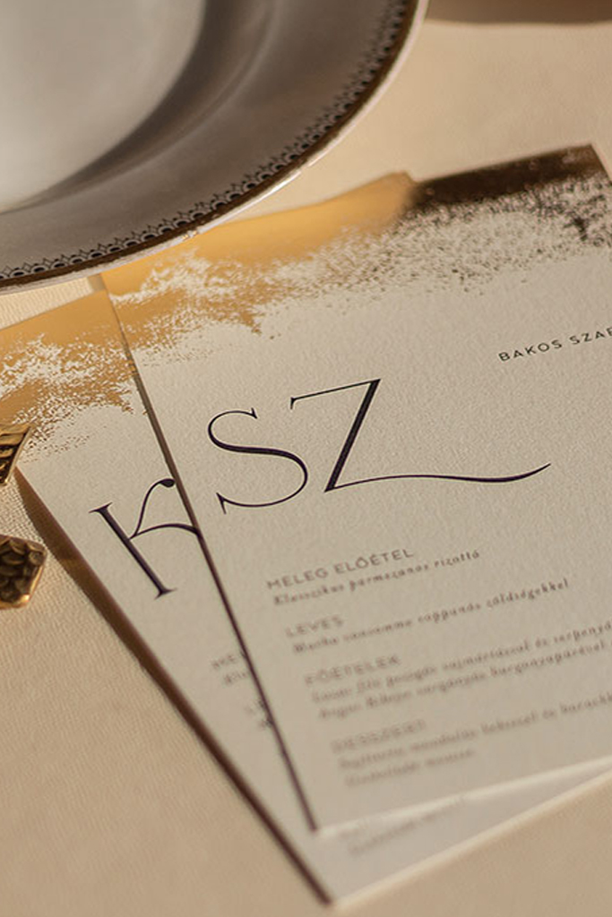 Esküvői menükártya és ültetőkártya kombinációk rengeteg választható papíron, grafikával és tipográfiával, különböző formákra vágva és további extrákkal